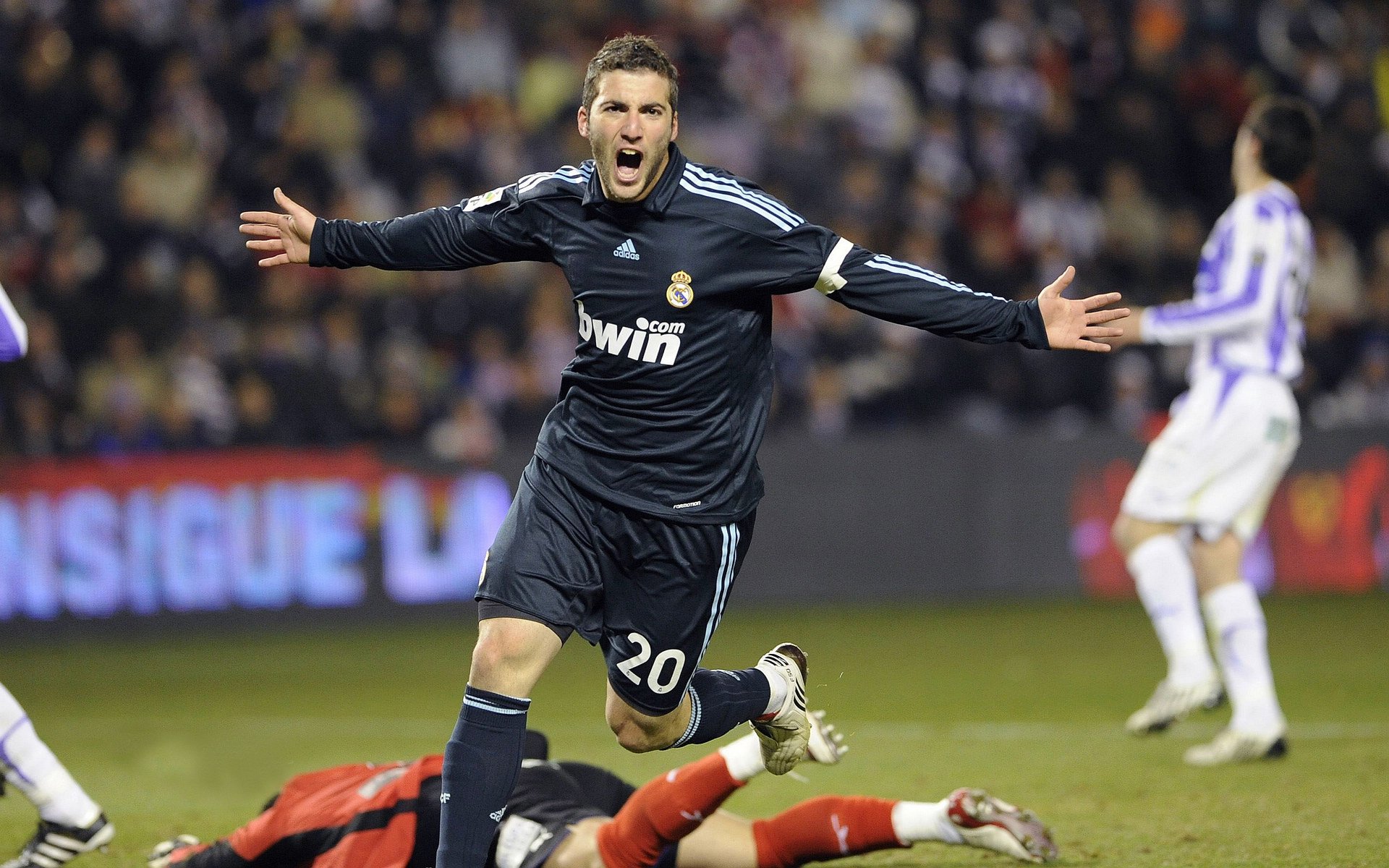 乐鱼电竞-职业联赛鼓励本土球员担任球队核心提高影响力，支持球队的标语