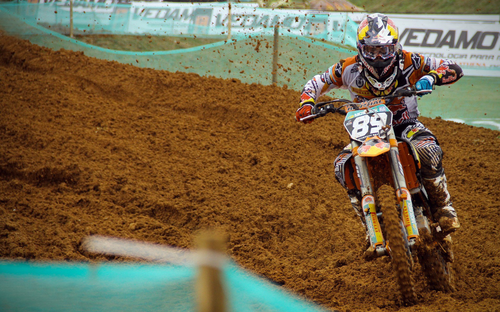 文娱两开花！前热刺铁卫全方位展示多彩人生，歌唱演技双双亮眼